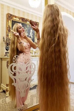 Alena, Pemilik Rambut Rapunzel yang Super Panjang!
