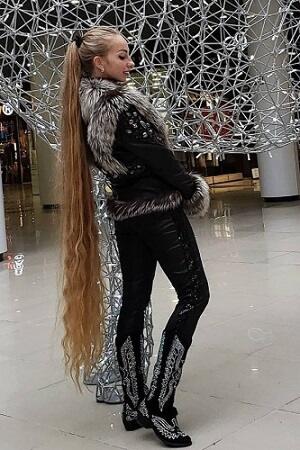 Alena, Pemilik Rambut Rapunzel yang Super Panjang!