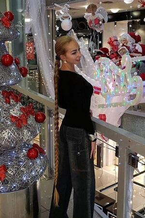 Alena, Pemilik Rambut Rapunzel yang Super Panjang!