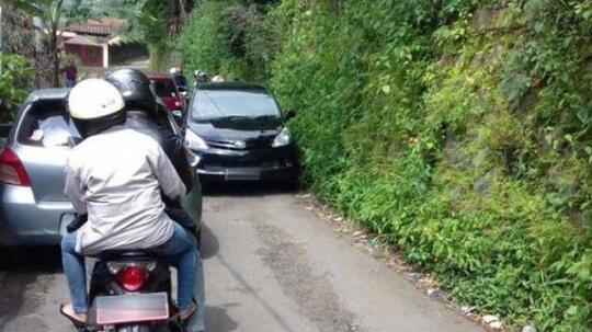 Pelatih Kursus Mengemudi Bocorkan Cara Ukur Bodi Kiri dan Kanan Mobil di Jalan Se..