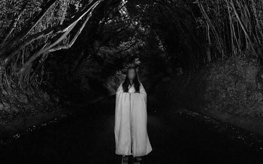 FOTO Penampakan Sosok "HANTU" Di Pantai Yang Sepi Ini Mendadak VIRAL!?