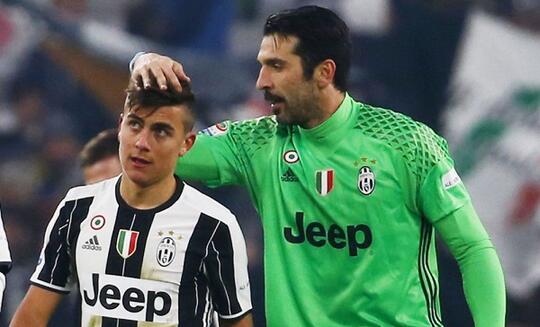 Pesepak Bola Ini Pernah Satu Tim dengan Pemain yang Lahir di Enam Dekade Berbeda