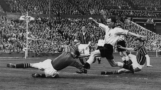 Bert Trautmann, Kiper yang Pernah Bermain dengan Leher Patah
