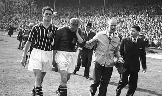 Bert Trautmann, Kiper yang Pernah Bermain dengan Leher Patah