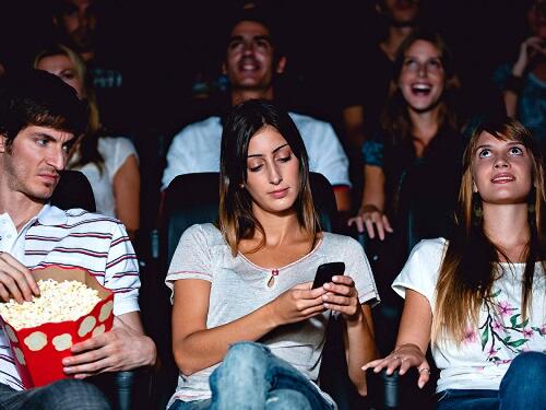 Kelakuan Nyebelin Orang di Bioskop, Pernah Ngalamin Nggak?