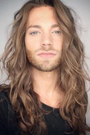 Rambut Gondrong Para Pria Ini Pasti Bikin Kamu Iri Sis!