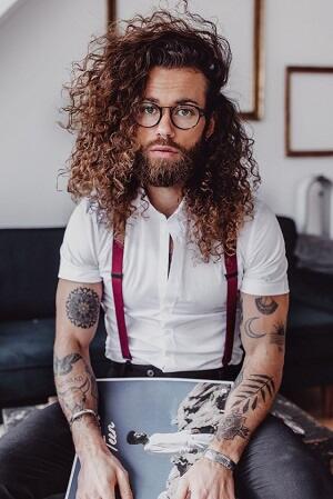 Rambut Gondrong Para Pria Ini Pasti Bikin Kamu Iri Sis!