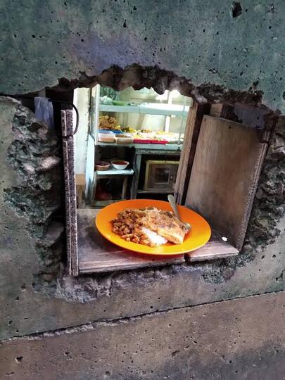 Unik, Warung Nasi Lewat Lubang Yang Menggunakan Pelayanan Ala Restoran