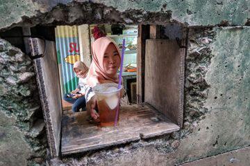 Unik, Warung Nasi Lewat Lubang Yang Menggunakan Pelayanan Ala Restoran