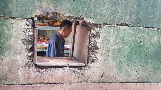 Unik, Warung Nasi Lewat Lubang Yang Menggunakan Pelayanan Ala Restoran