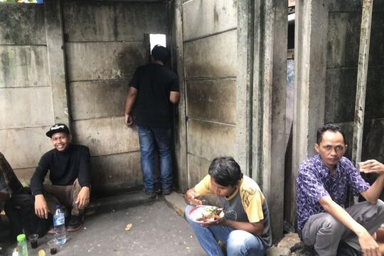 Unik, Warung Nasi Lewat Lubang Yang Menggunakan Pelayanan Ala Restoran