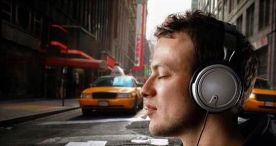 Pakai Earphone Saat Berkendara, Bisa Bikin Koit Loh!