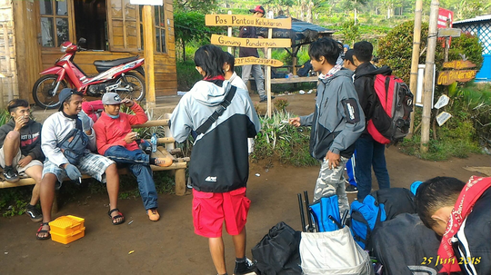 Syukuran, Cerita Satu Kampung Mendaki Bersama Ke Gunung Buthak