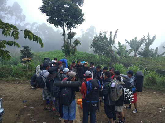 Syukuran, Cerita Satu Kampung Mendaki Bersama Ke Gunung Buthak