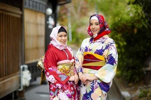 Kini, Sewa Kimono di Jepang Bisa Sepaket dengan Hijabnya Sis!