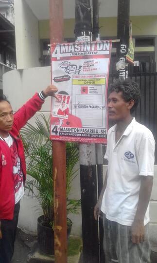 Caleg PDIP Masinton Geram Wajahnya di Spanduk Ditutup Stiker Caleg PSI