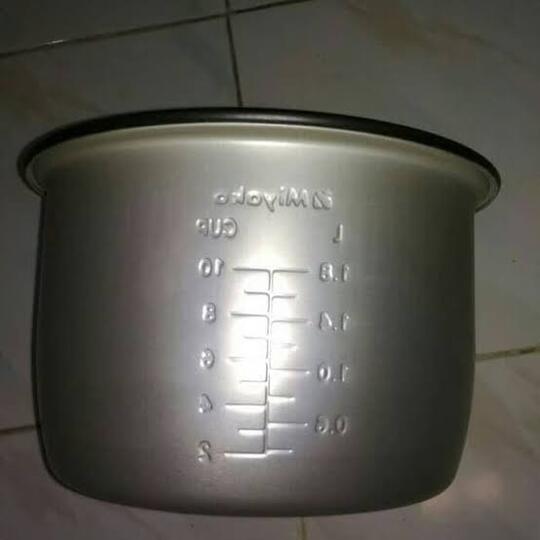 Kocak, Wanita Ini Gunakan Panci Rice Cooker Sebagai Helm