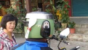 Kocak, Wanita Ini Gunakan Panci Rice Cooker Sebagai Helm