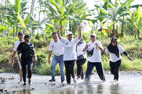 Bu Menteri Rini Lari Di Kebun Coklat Kaskus