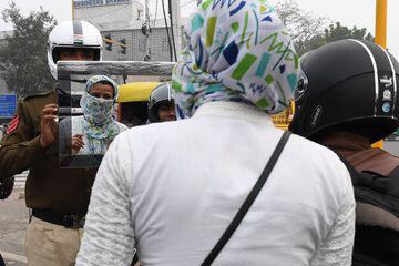 Unik, Polisi Lalu Lintas Di India Gunakan Cermin Untuk Hadapi Pemotor Tanpa Helm