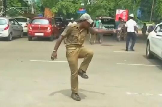 Unik, Polisi Lalu Lintas Di India Gunakan Cermin Untuk Hadapi Pemotor Tanpa Helm