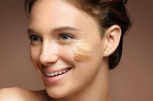 Wajahmu Terlihat Lelah Akibat Kurang Tidur? Samarkan Dengan Trik Makeup Ini Sis!