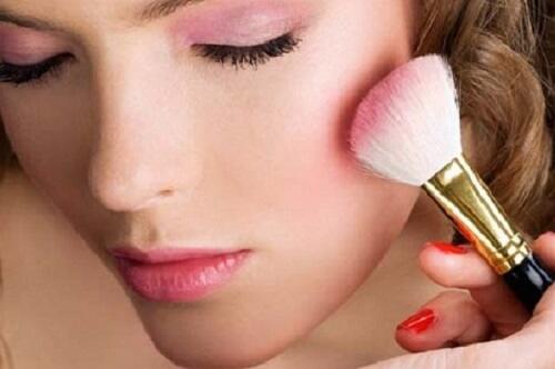 Wajahmu Terlihat Lelah Akibat Kurang Tidur? Samarkan Dengan Trik Makeup Ini Sis!