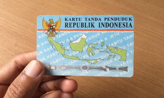 6 Warga Terima KTP Pertama dengan Kolom Penghayat Kepercayaan di Kota Bandung