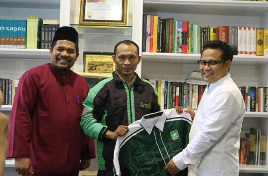 Mimpi Tukang Ojek Menggapai Senayan