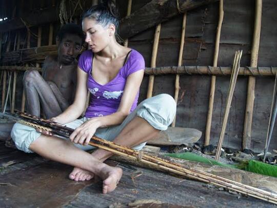 Wanita Cantik Yang Bertelanjang Dada Hidup Di Pedalaman Papua Barat.
