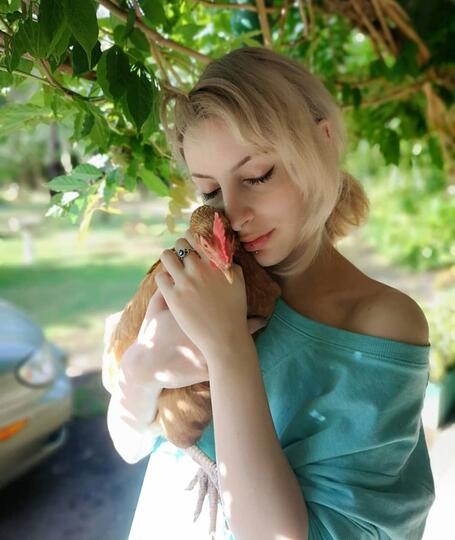 Wanita Cantik Ini Bersahabat Hingga Berkencan Dengan Ayam