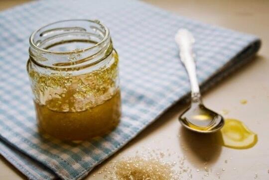Yuk Bikin, 6 Lip Scrub Alami Rahasia Atasi Bibir Kering & Pecah-pecah