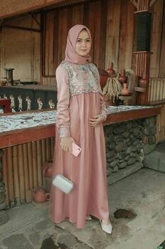 Hamil? Tak Usah Bingung Model Kebaya Sis!