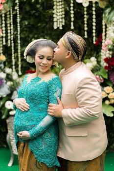 Hamil? Tak Usah Bingung Model Kebaya Sis!