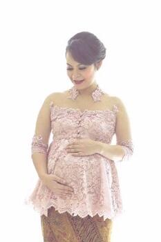 Hamil? Tak Usah Bingung Model Kebaya Sis!