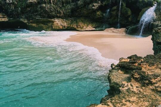 10 Potret Keindahan Laut Dan Air Terjun Di Pantai Banyu Tibo