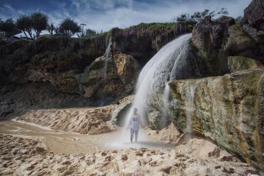 10 Potret Keindahan Laut Dan Air Terjun Di Pantai Banyu Tibo