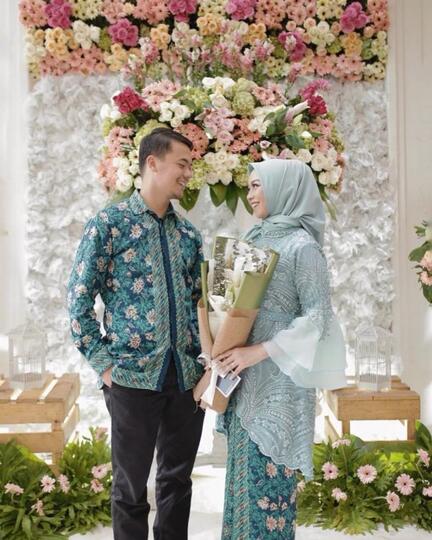 35 Trend Terbaru Couple Baju Untuk Tunangan Hijab Lamaz Morradean