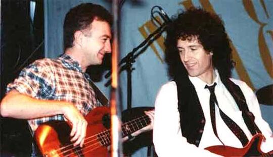 MENGAPA BASSIST QUEEN TAK HADIR DI ACARA PREMIERE BOHEMIAN RHAPSODY??