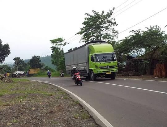 KENAPA KITA HARUS MENGALAH PADA BUS dan TRUK BESAR ?