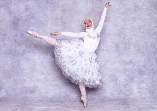 Potret Cantik Stephanie Kurlow, Balerina Unik Berbadan Lentur dari Australia