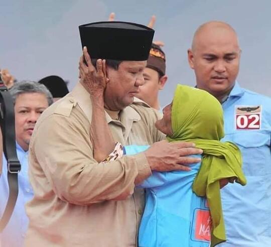 Nenek yang Peluk Prabowo Angkat Bicara, Kini Bantah Terima Rp 500 Ribu