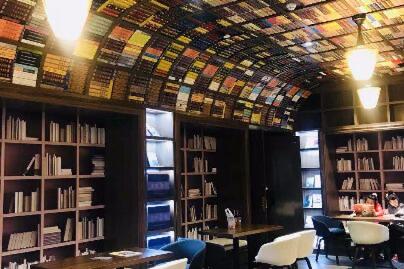 Toko Buku Ini Berbentuk Mirip Gua dengan Ilusi Optik. Keren!