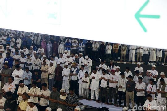 Penampakan 'Saf Salat Campur' di Kampanye Prabowo yang Ramai di Medsos