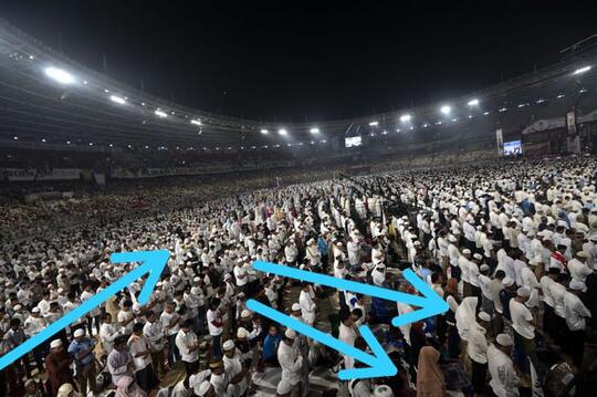 Penampakan 'Saf Salat Campur' di Kampanye Prabowo yang Ramai di Medsos