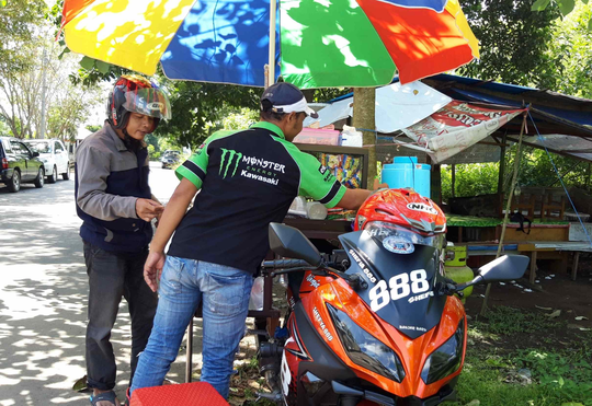 Ketika Mantan Pembalap Jualan Pentol Pakai Moge