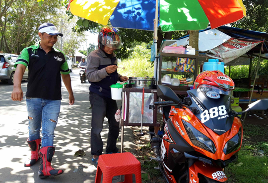 Ketika Mantan Pembalap Jualan Pentol Pakai Moge