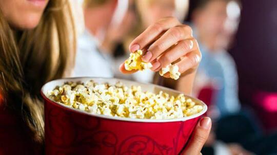 Kenapa Sih Camilan Nonton Itu Popcorn? Ini Alasannya Menurut Ane