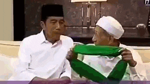 TKN Jelaskan Makna Pemberian Sorban Hijau dan Tasbih kepada Jokowi dari Dua Ulama