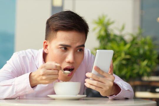 Dampak Berbahaya Bermain Handphone Bagi Anak